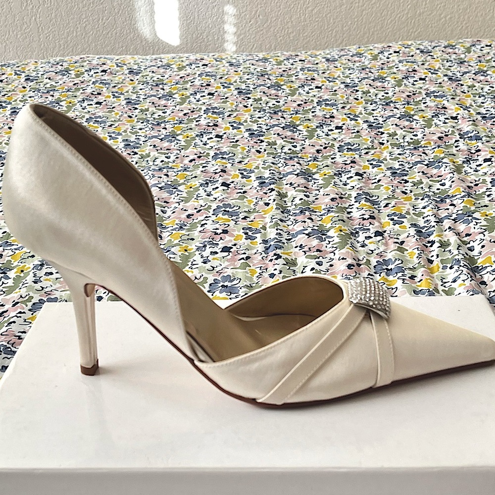 NWT Caparros Ivory Satin Stiletto Pump